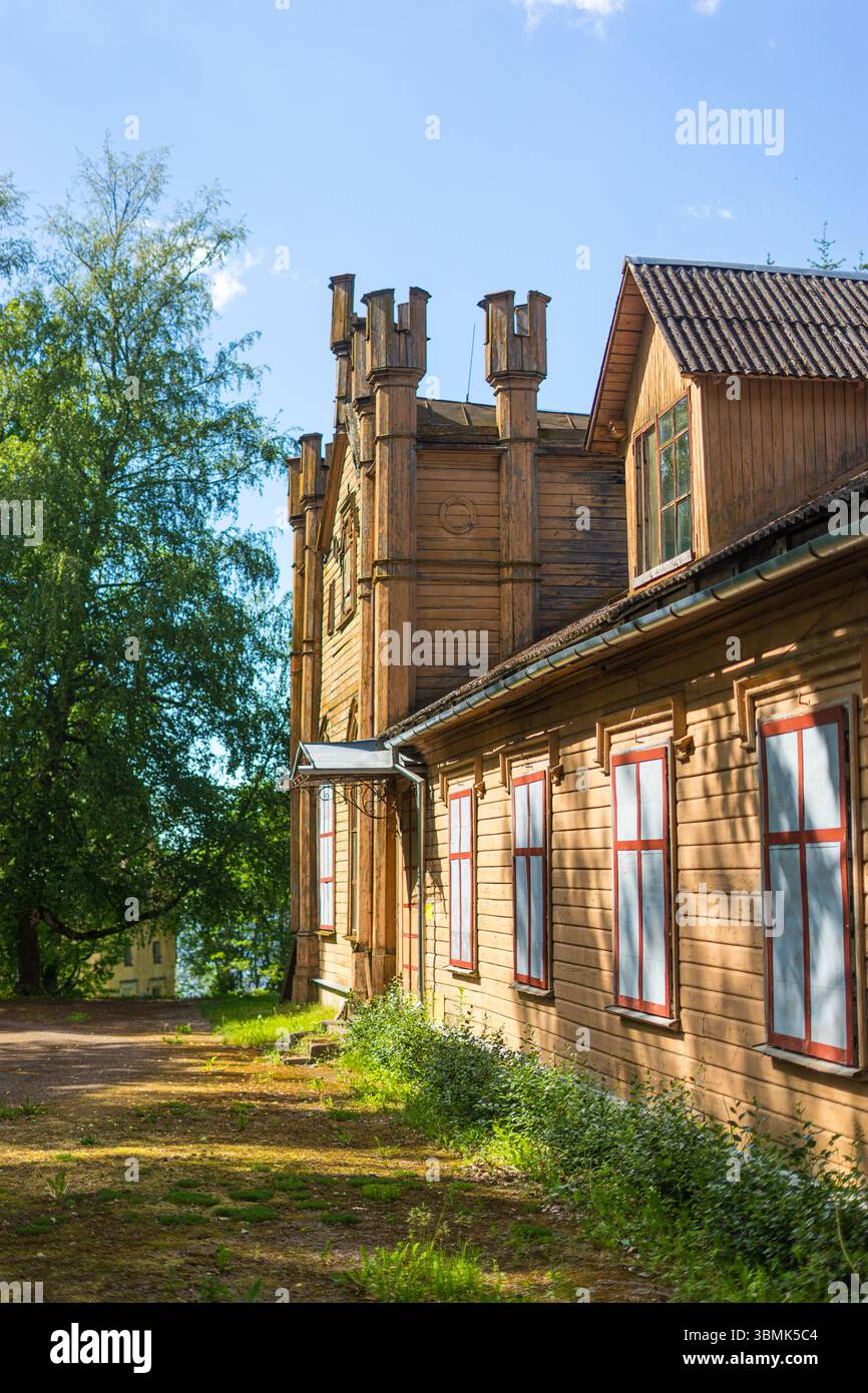 Historisches Holzgebäude mit neogotischen Details in Estland an einem sonnigen Tag in Kukulinna Stockfoto