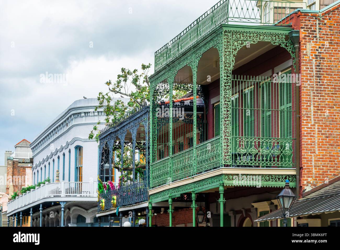 Balkone mit aufwändigen Schmiedearbeiten in einem Gebäude in einer Straße des French Quarter, New Orleans Architektur, Louisiana Stockfoto