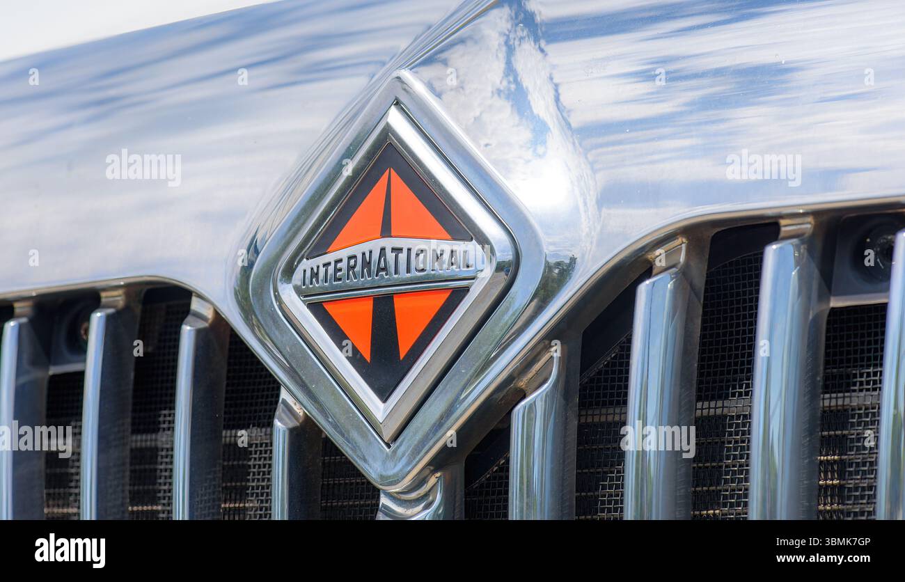 Logo auf dem verchromten Kühlergrill eines internationalen Lkws. Stockfoto