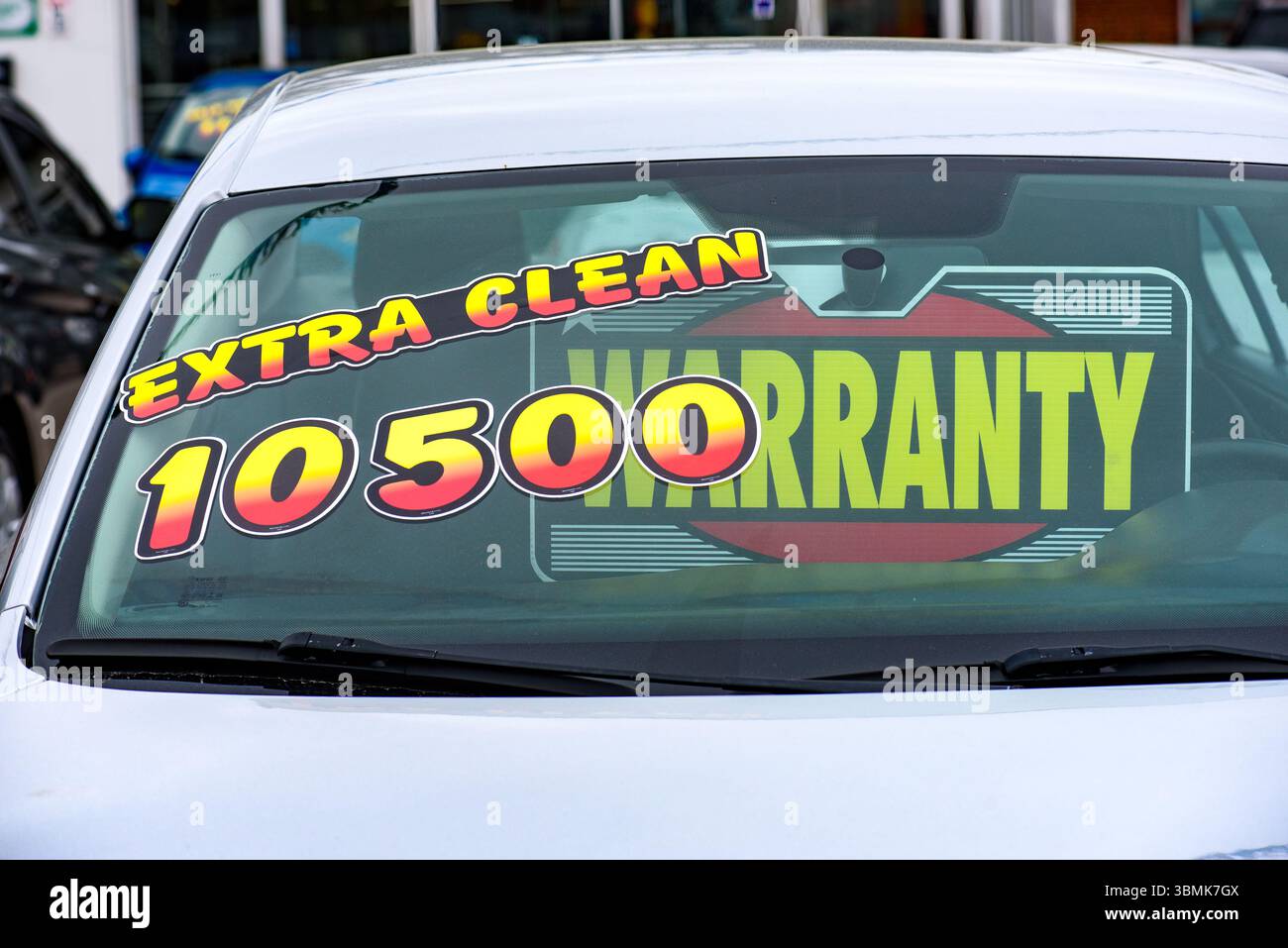 Werbung auf der Windschutzscheibe eines Autos zum Verkauf bei einem Gebrauchtwagenhändler in Toronto, Kanada Stockfoto