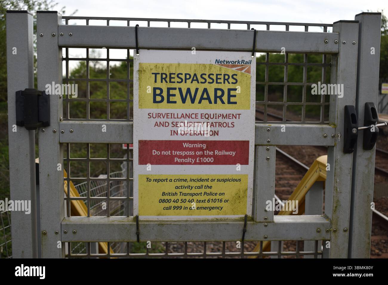 Schild am Bahnhof Kempston Hardwick: „Trespassers Beware“. Stockfoto