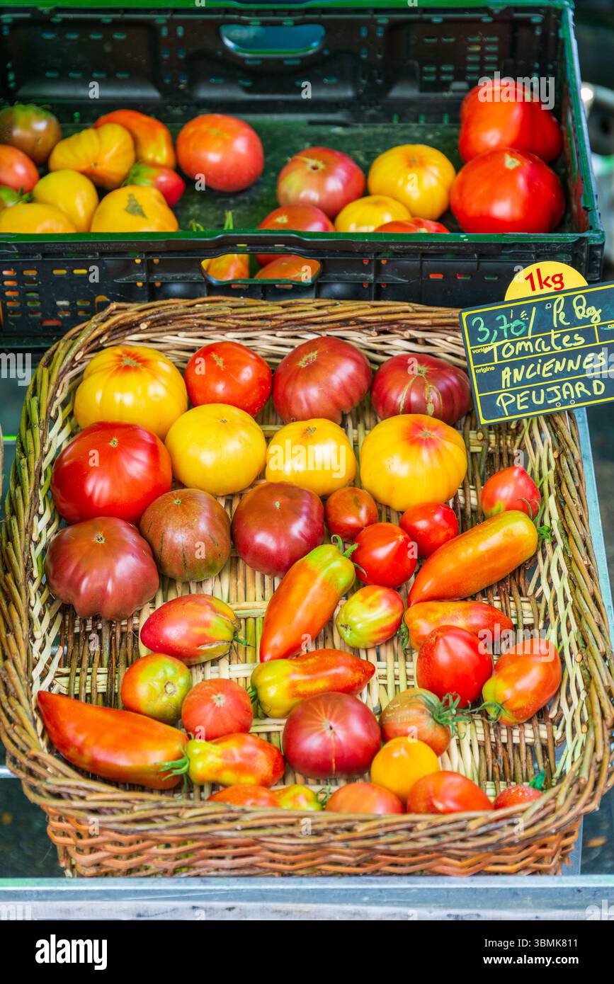 Korb mit bunten Erbtomaten an einem französischen Marktstand Stockfoto