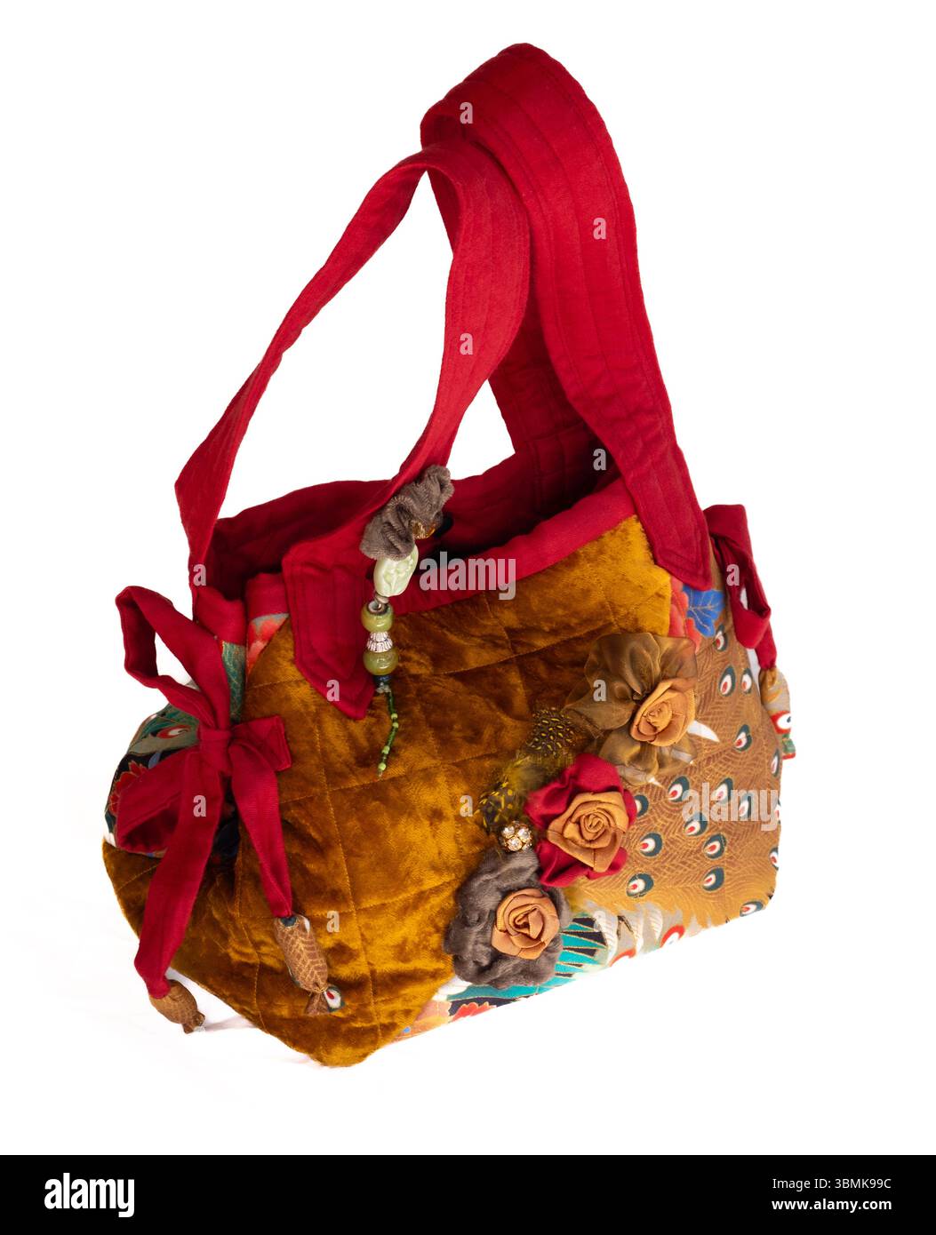 Traditioneller japanischer Stil sehr dekorative handgefertigte Damen-Handtasche aus Stoff als Ausschnitt auf weiß Stockfoto