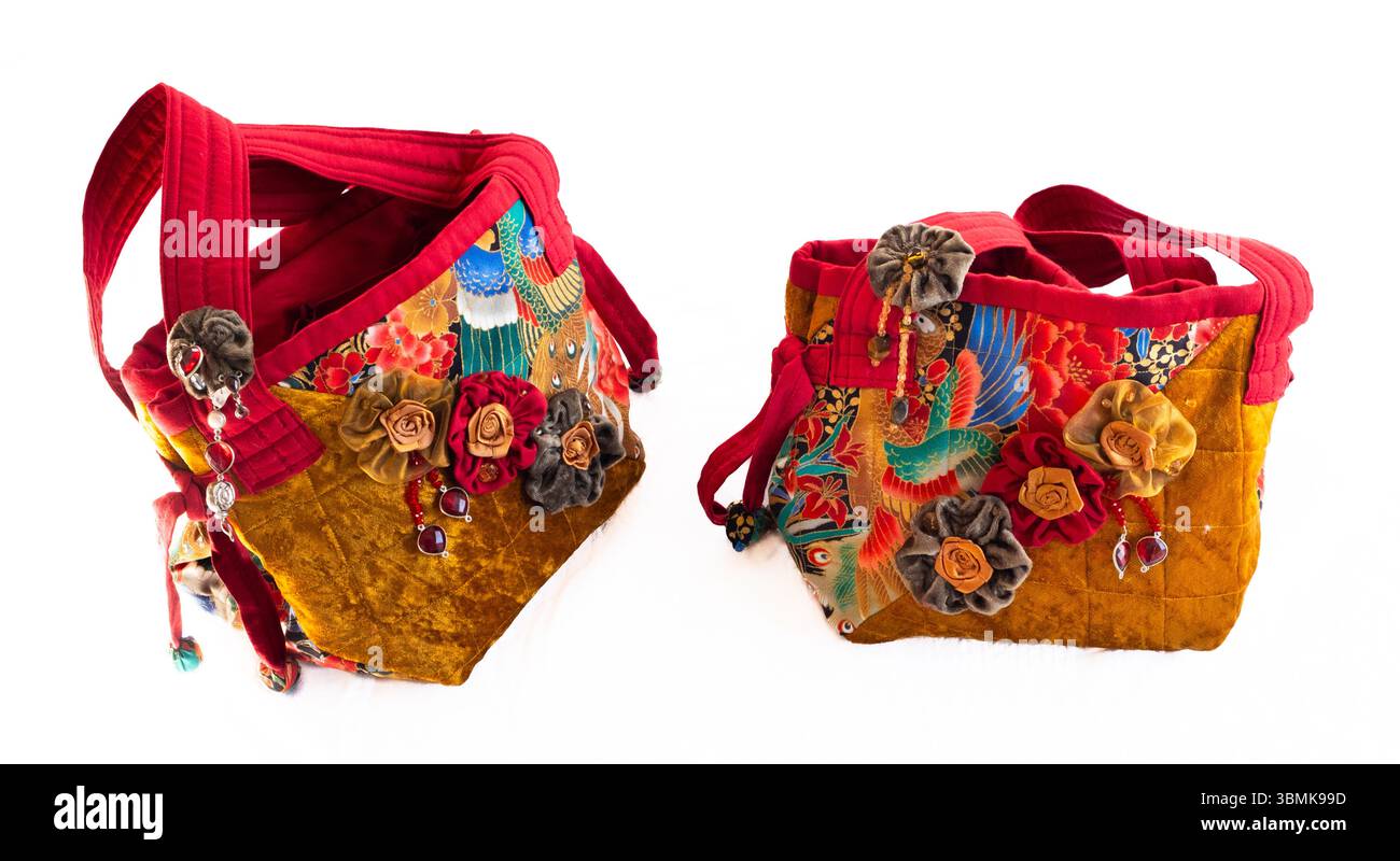 Traditioneller japanischer Stil sehr dekorative handgefertigte Damen-Handtasche aus Stoff als Ausschnitt auf weiß Stockfoto