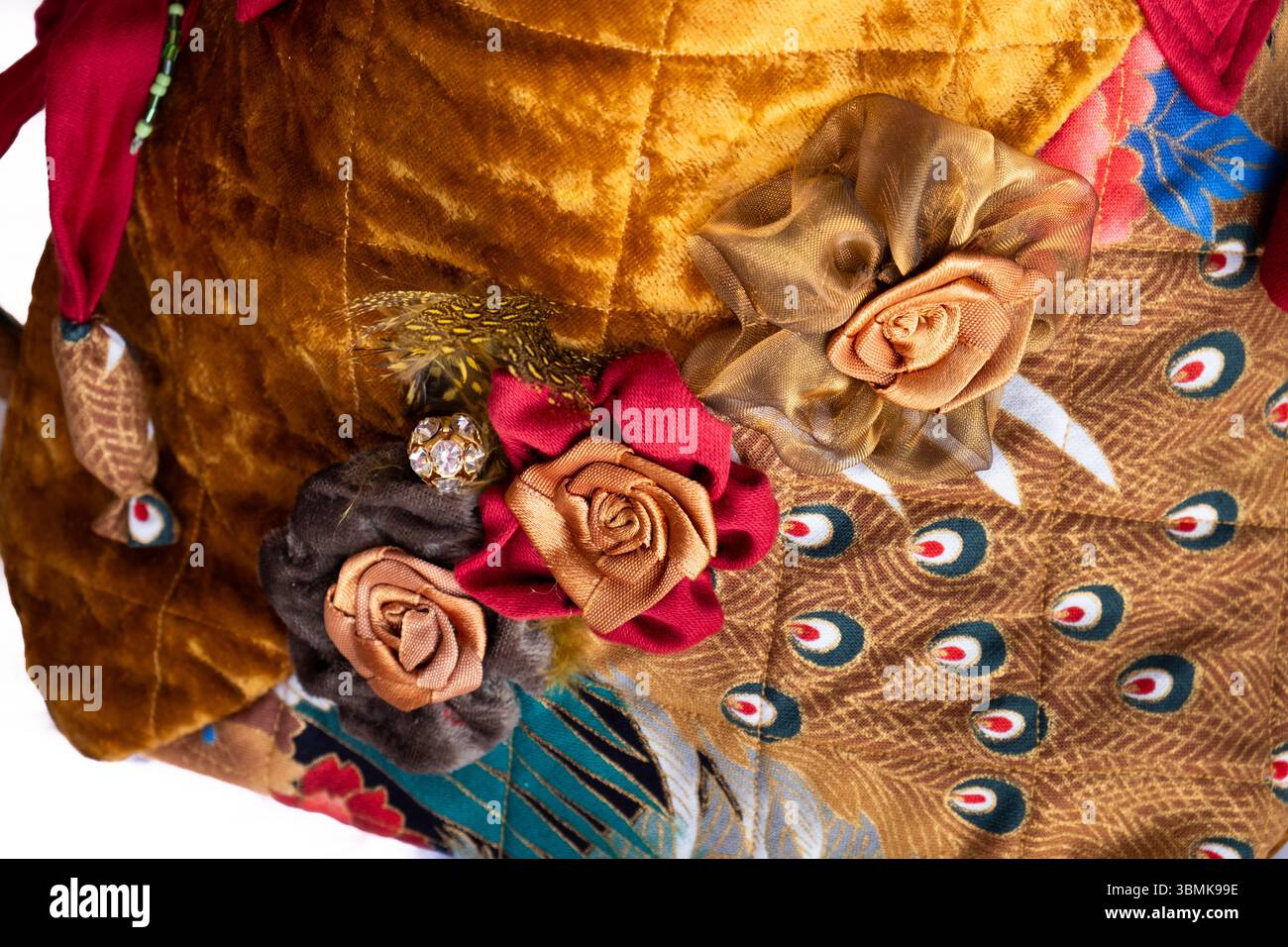 Traditioneller japanischer Stil sehr dekorative handgefertigte Damen-Handtasche aus Stoff als Ausschnitt auf weiß Stockfoto