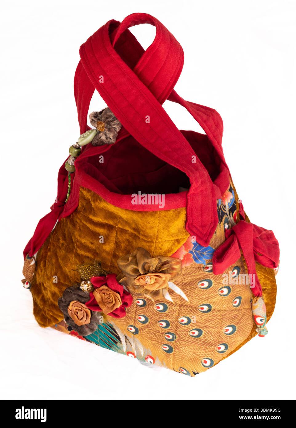 Traditioneller japanischer Stil sehr dekorative handgefertigte Damen-Handtasche aus Stoff als Ausschnitt auf weiß Stockfoto