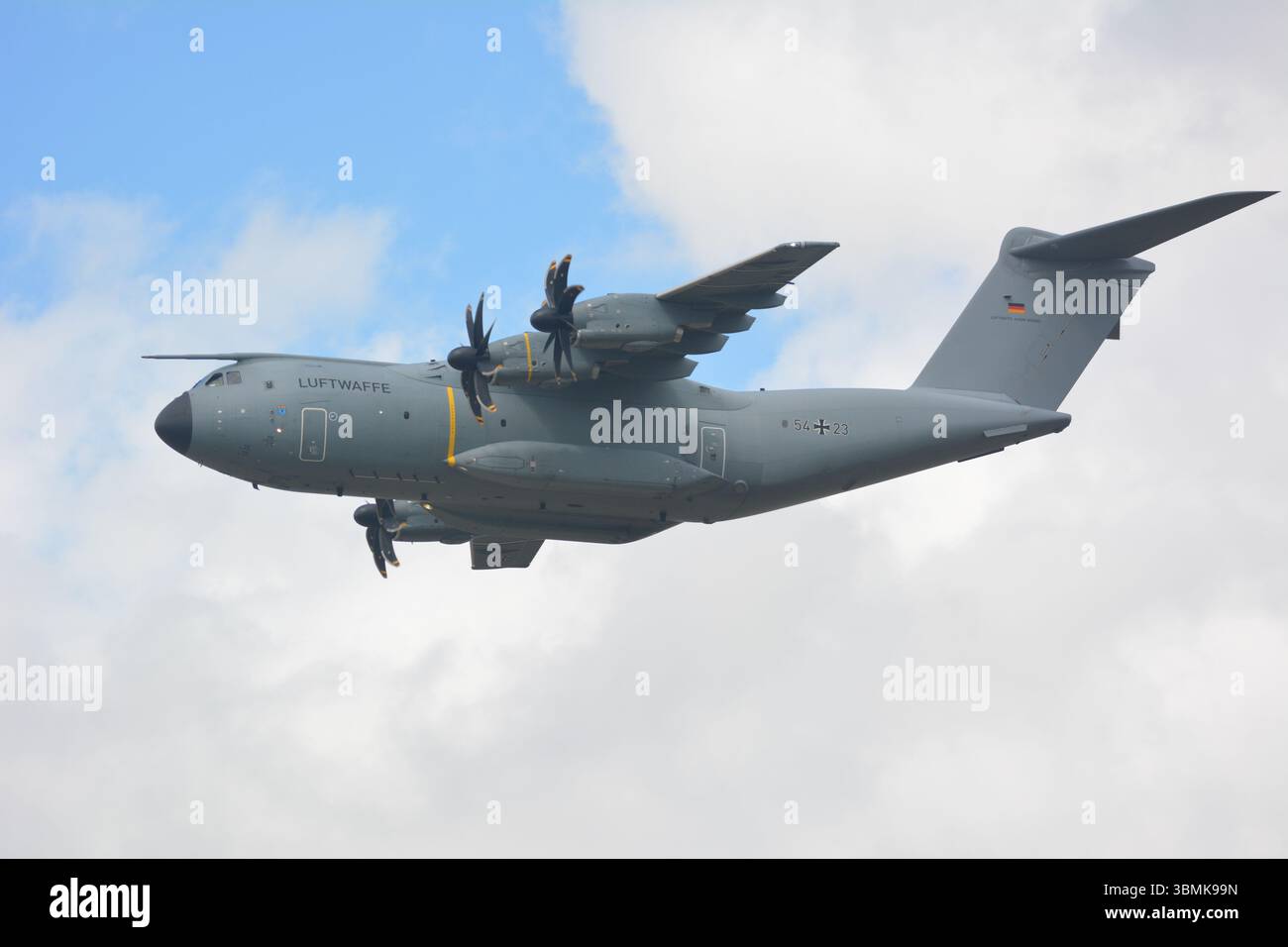 Luftwaffe Airbus A400M zeigt sich bei der Royal International Air Tattoo auf der RAF Fairford Stockfoto