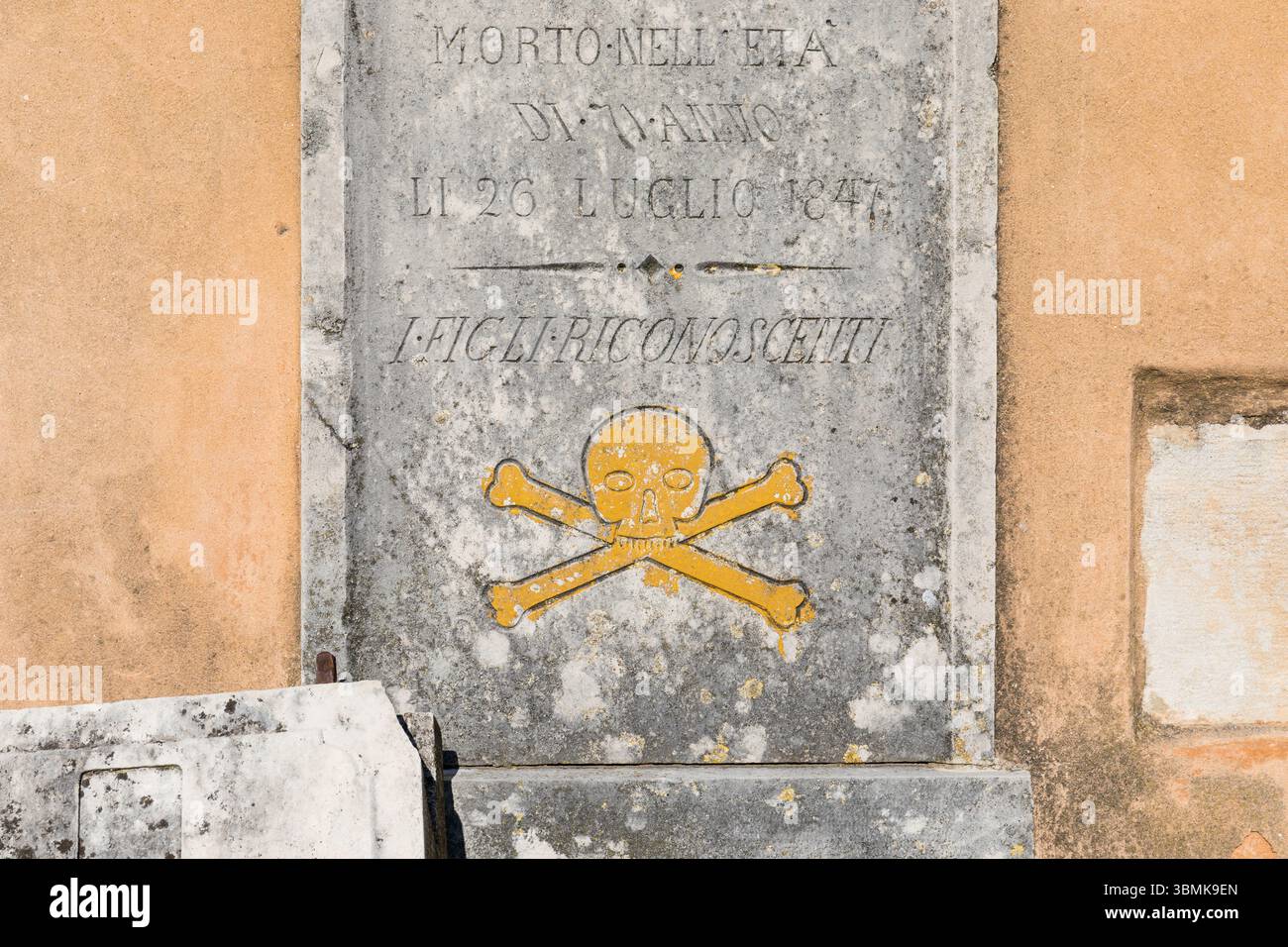 Detail eines alten Grabsteins auf einem Friedhof in Buje, Istrien, Kroatien Stockfoto