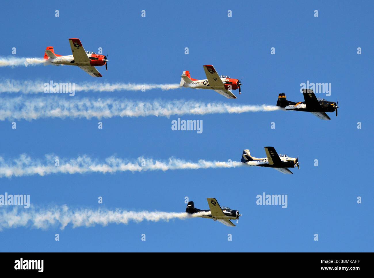 T-28 und SNJ Flugzeuge in Formation, schleppender Rauch über Westfield, Massachusetts, USA Stockfoto