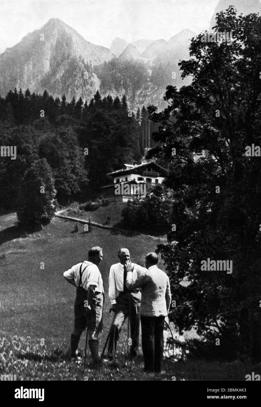 Deutschland, Obersalzberg, 1933 Adolf Hitler (* 20. April 1889 in Braunau am Inn, 30. April 1945 in Berlin) war ein deutscher Politiker österreichischer Herkunft. Er war ab 29. Juli 1921 Vorsitzender der NSDAP, wurde am 30. Januar 1933 Reichskanzler und war von 1934 bis zu seinem Selbstmord 1945 unter dem Titel „Führer und Reichskanzler“ sowie ab 4. Februar 1938 Oberbefehlshaber der Wehrmacht. [Automatisierte Übersetzung] Stockfoto