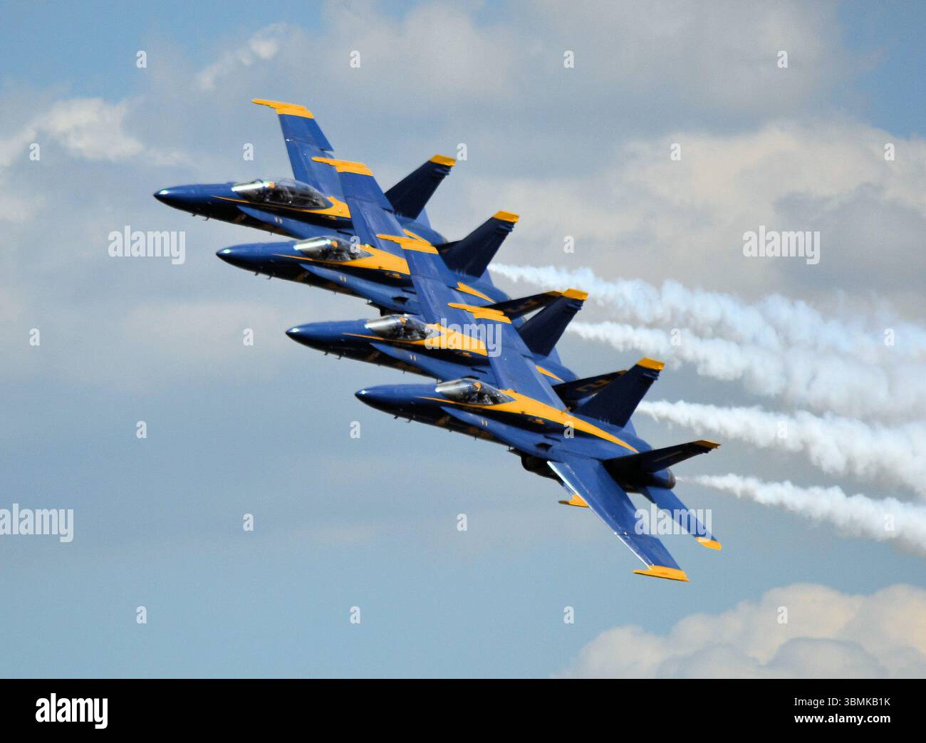 Das Blue Angels Demonstrationsteam der US Navy fliegt in enger Formation Stockfoto