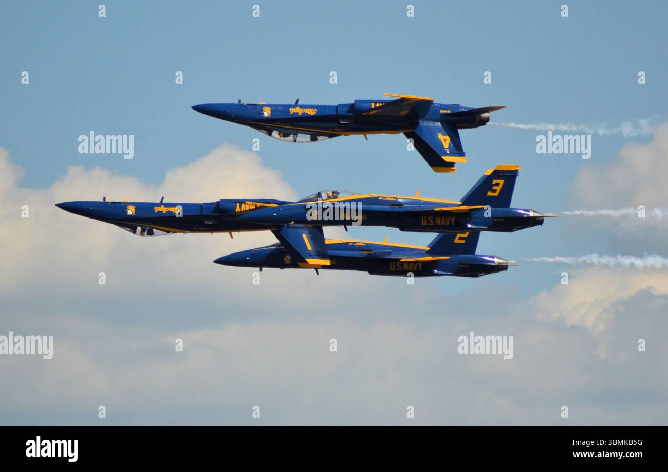 Das Blue Angels Demonstrationsteam der US Navy fliegt in enger Formation Stockfoto