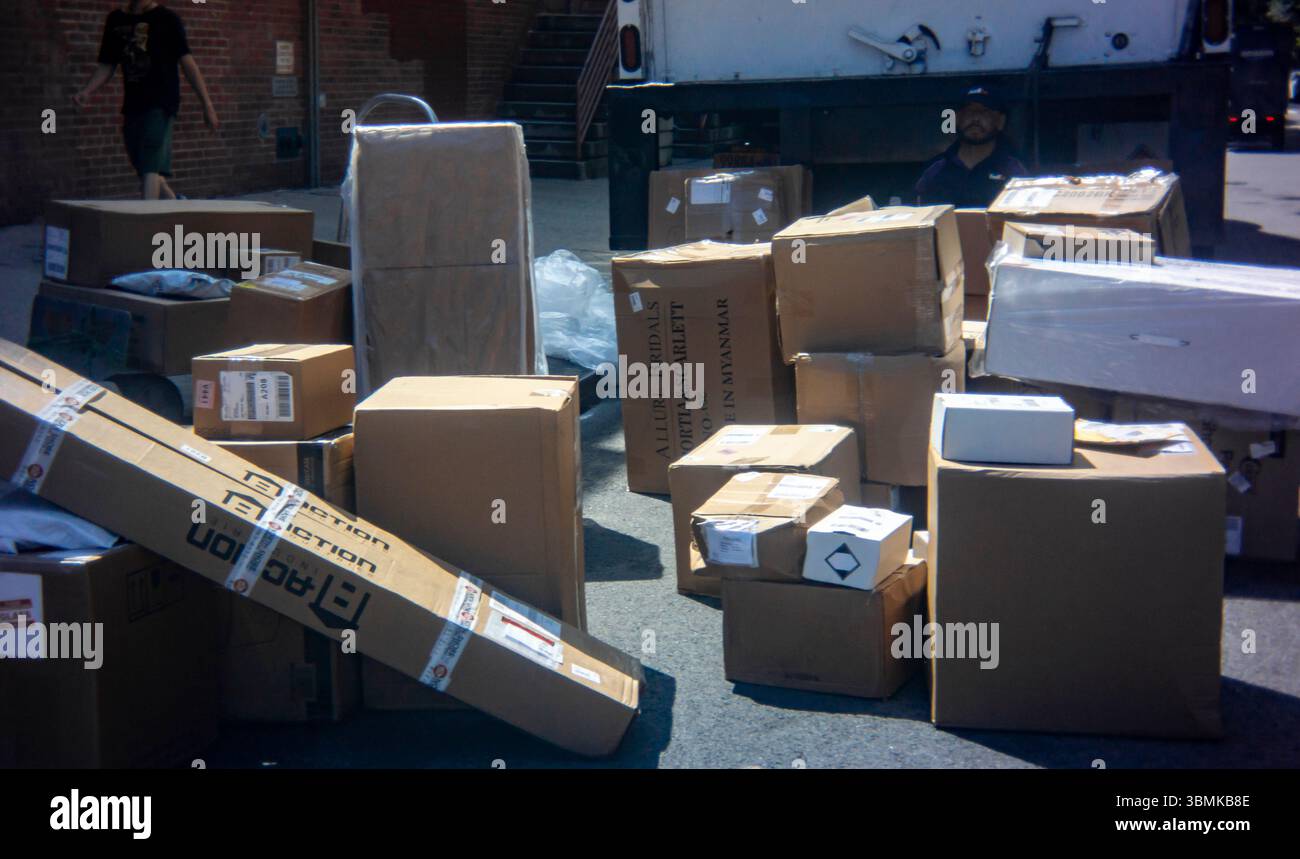 FedEx-Pakete werden auf der Straße im Stadtteil Chelsea in New York sortiert und warten darauf, am Donnerstag, den 19. Juni 2025, zugestellt zu werden. (©ÊRichard B. Levine) Stockfoto