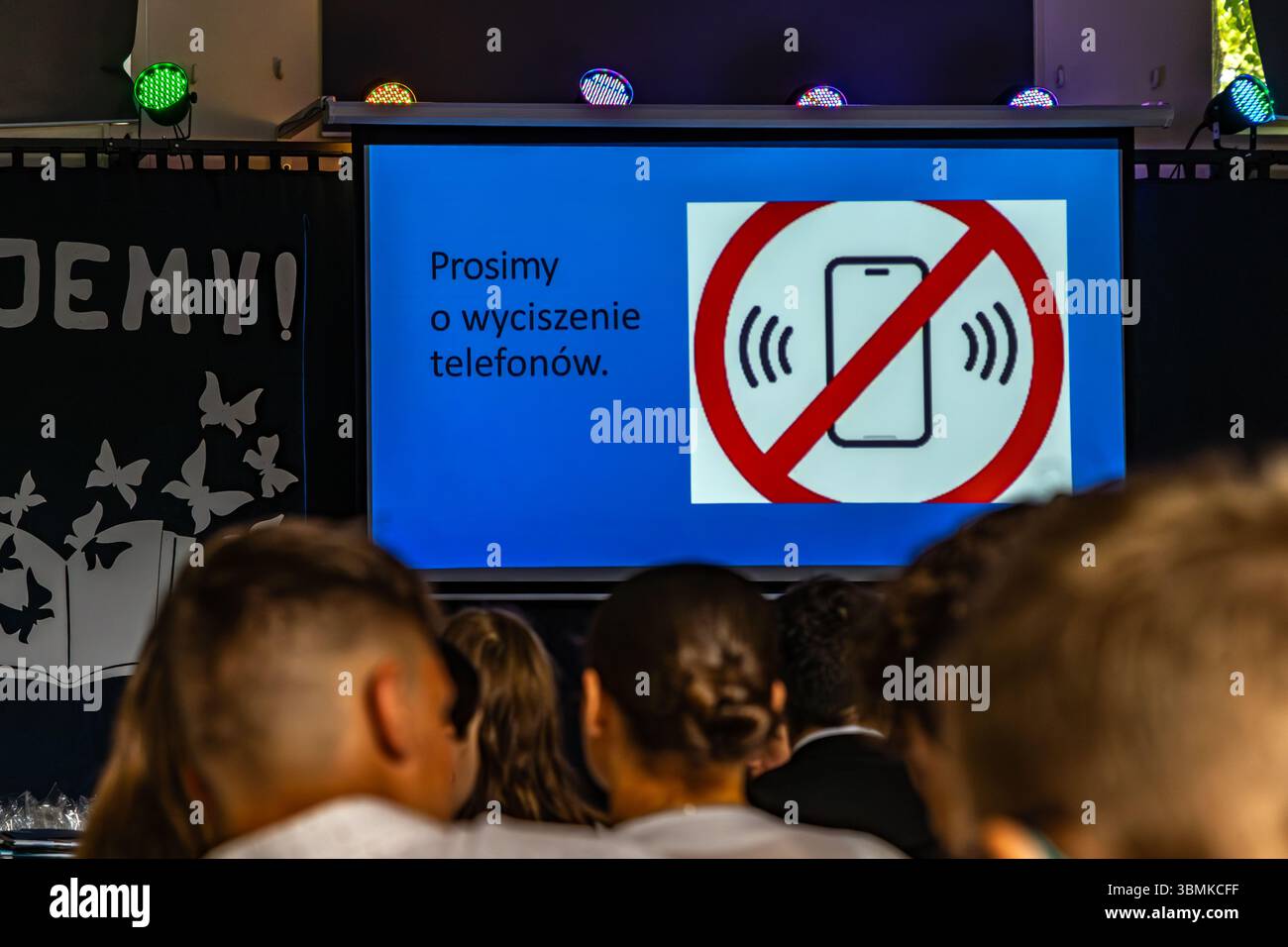 Informationen, die auf dem Telefon angezeigt werden, damit Schüler im Fitnessstudio ihre Telefone ausschalten können, eine leichte Nachricht, die über die Verpflichtung informiert, das Handy auszuschalten Stockfoto