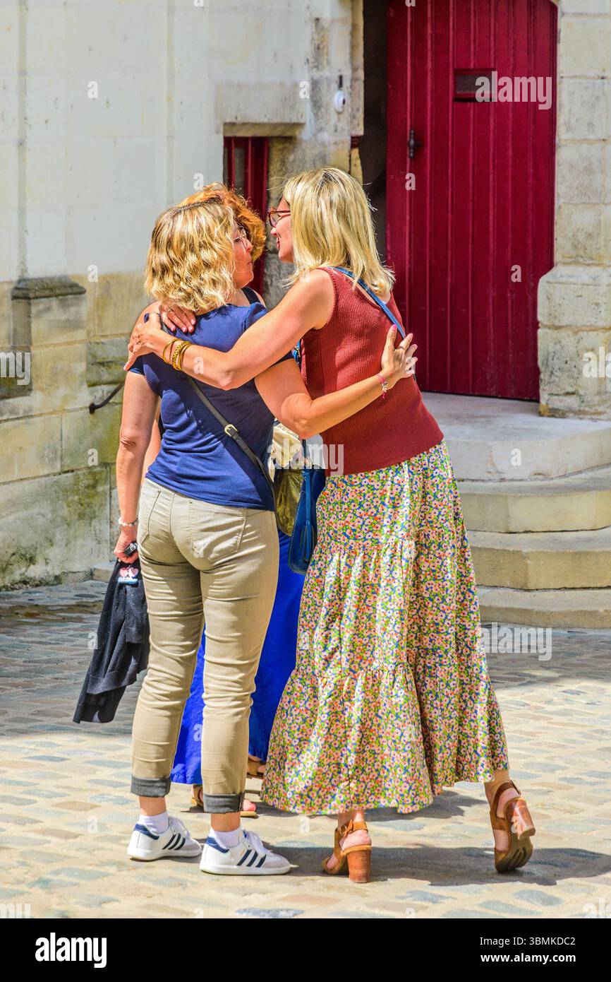 Drei enge Freundinnen, die sich umarmen und küssen, bevor sie ihre eigenen Wege verlassen - Loches, Indre-et-Loire (37), Frankreich. Stockfoto