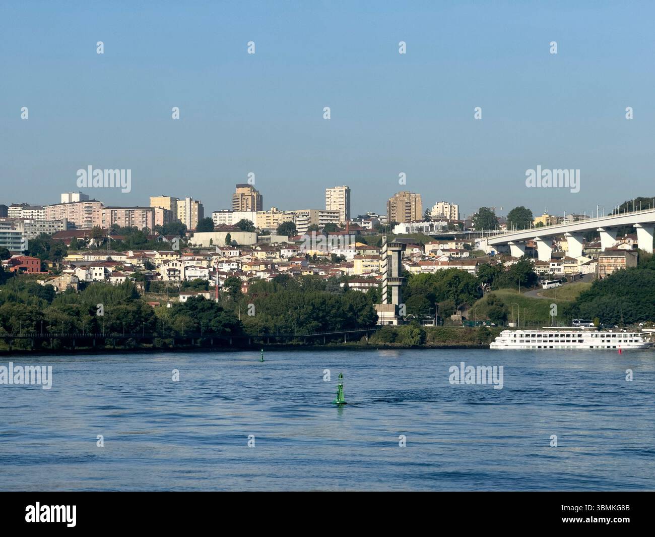 St. John's Eisenbahnbrücke mit Kreuzfahrtschiff, Fluss Douro, Porto, Portugal - Smartphone-aufgenommenes Stockfoto