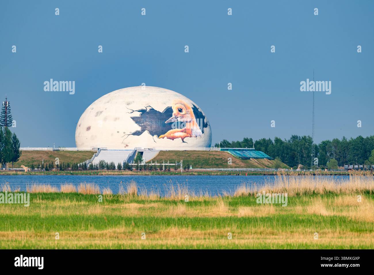 Ein eiförmiges Gebäude im Zhalong Nature Preserve, das Heimat mehrerer Arten von Kranichen und vielen anderen Vögeln ist. Provinz Heilongjiang, China. Stockfoto