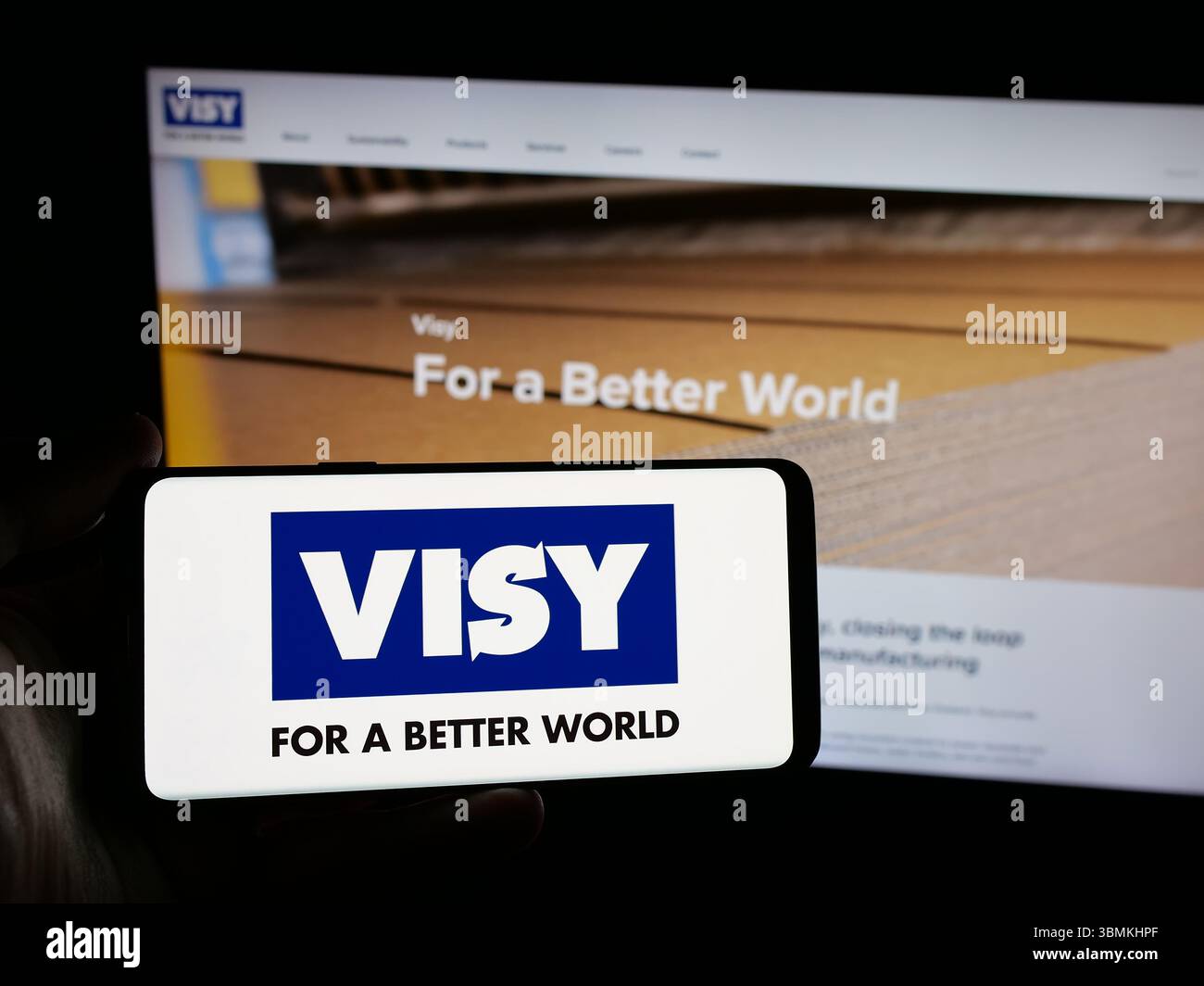 Stuttgart, Deutschland - 26.04.2025: Person mit Smartphone und Logo des Verpackungsunternehmens Visy Industries auf dem Bildschirm vor der Website. Stockfoto