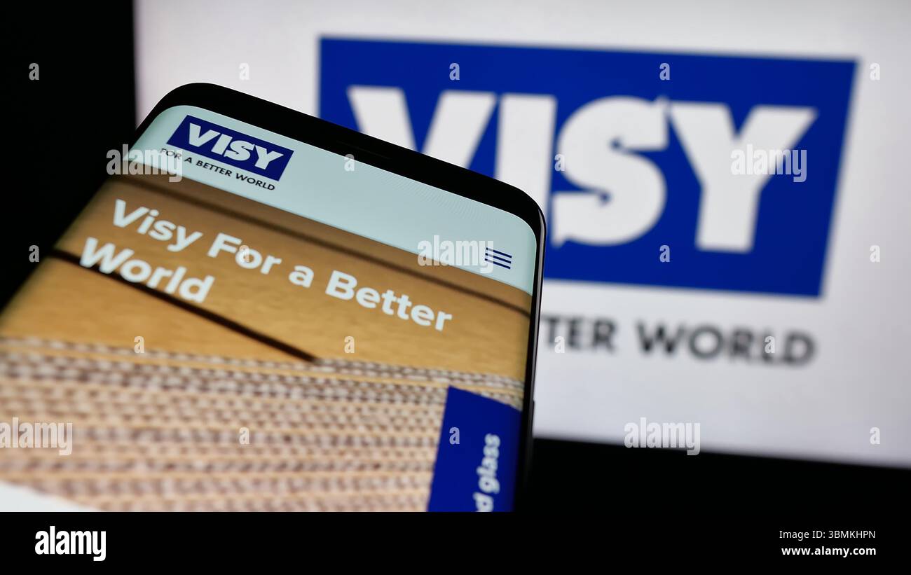 Stuttgart, Deutschland - 26.04.2025: Mobiltelefon mit Webseite des Verpackungsunternehmens Visy Industries vor dem Logo. Stockfoto