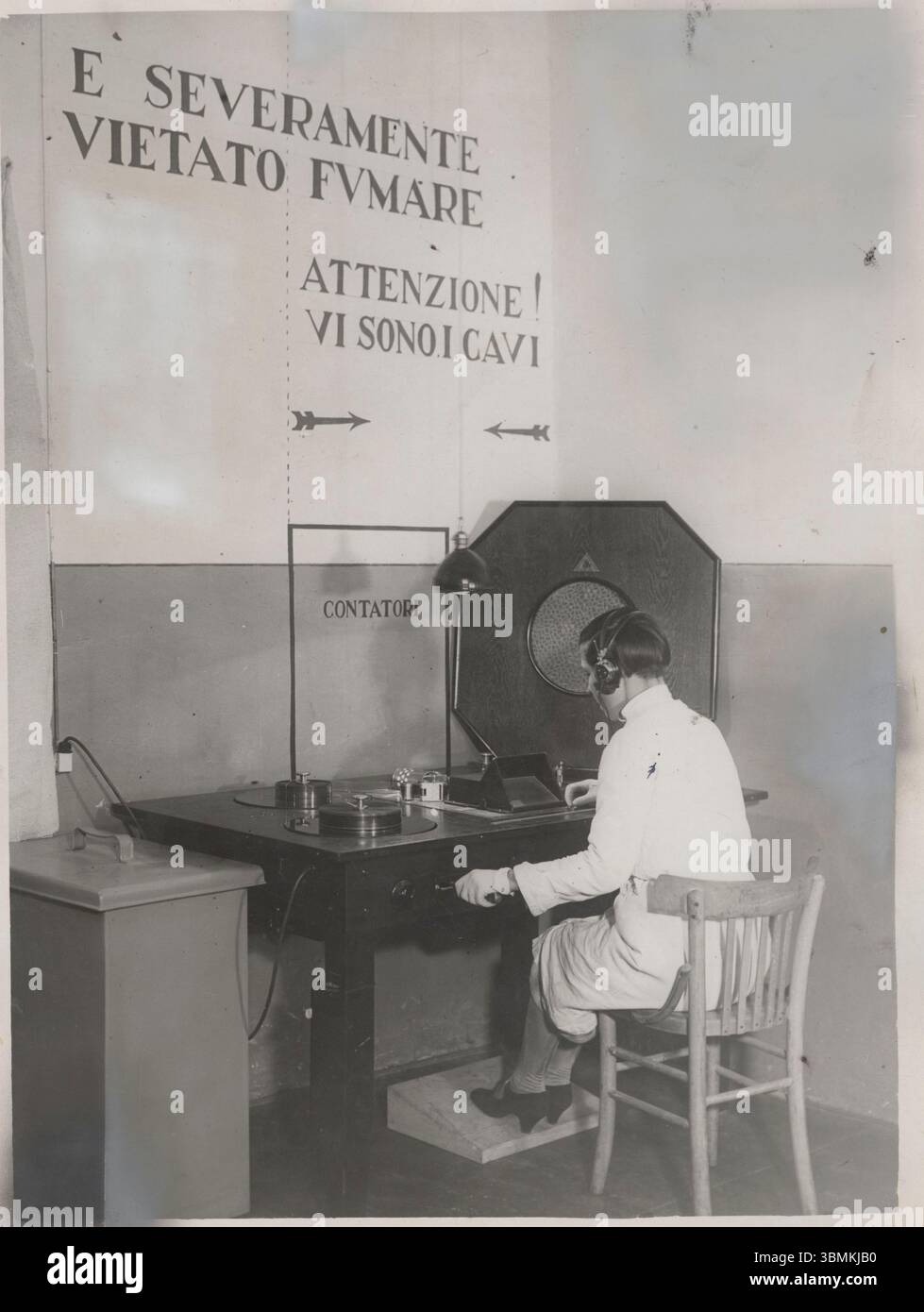 Eine Technikerin arbeitet am Union Sound-Tisch: Eine Tonprojektionsvorrichtung, die auf einer horizontalen Ebene zur Bearbeitung des Klangs von Filmrollen angeordnet ist. Stockfoto