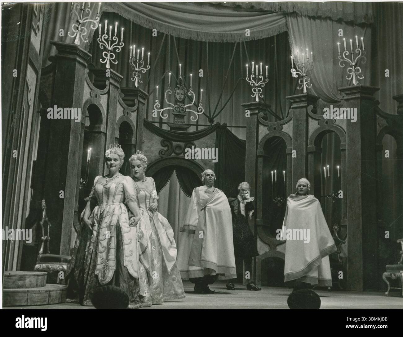 Mailand. Piccola Scala, Saison 1955-56. Schlussszene von Così Fan tutte, Oper von Wolfgang Amadeus Mozart. Stockfoto