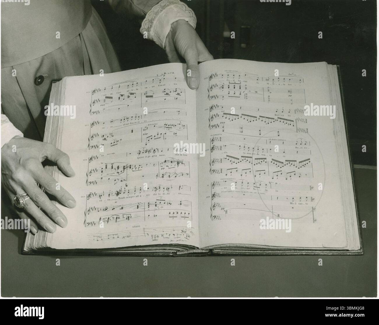 Zwei Seiten aus dem ersten Entwurf von Falstaff von Giuseppe Verdi. Die Ergänzungen und Korrekturen sind in der eigenen Handschrift des Maestro. Stockfoto