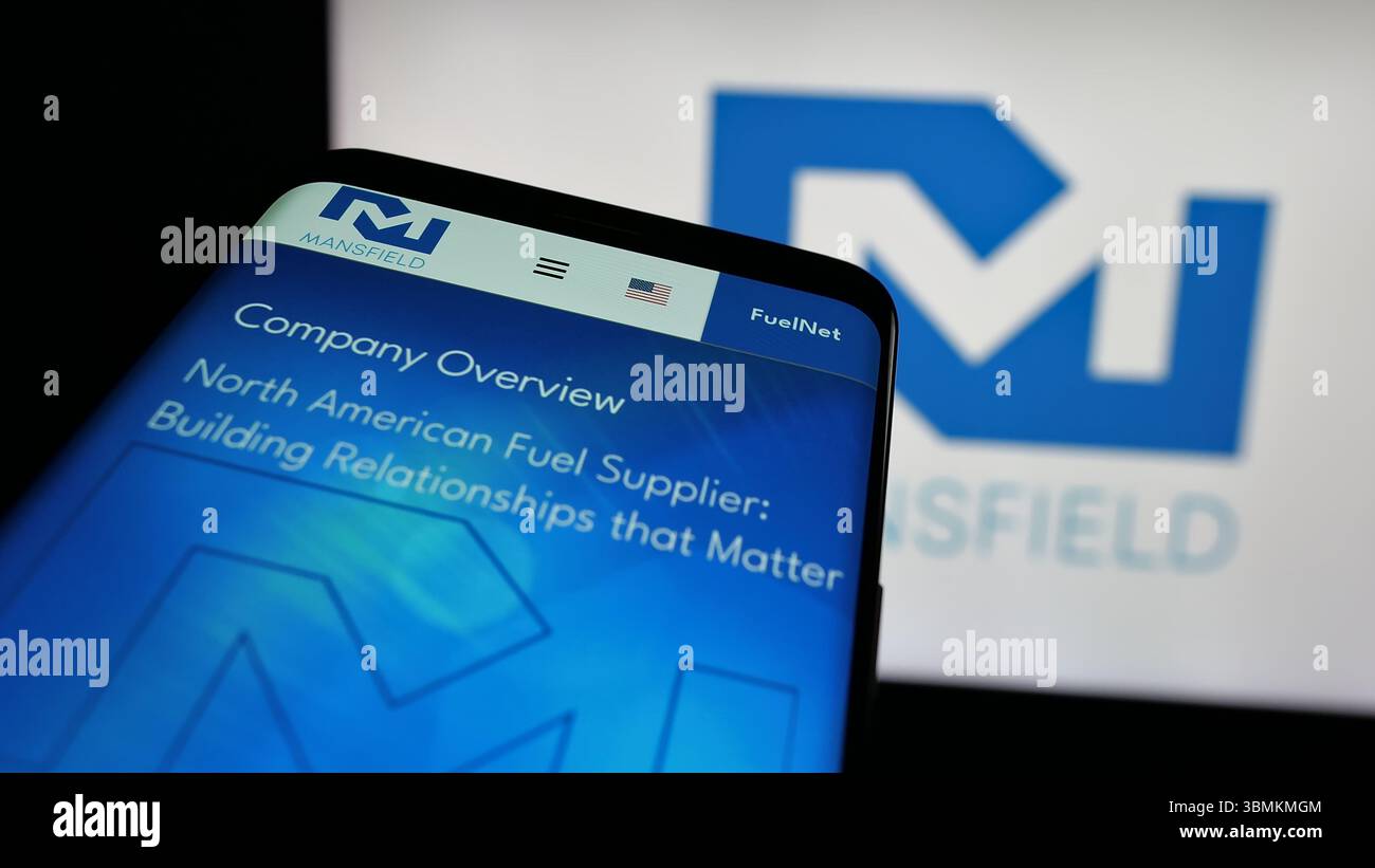 Stuttgart, Deutschland - 05.02.2025: Mobiltelefon mit Webseite des US-amerikanischen Unternehmens Mansfield Energy Corp. Auf dem Bildschirm vor dem Logo. Stockfoto