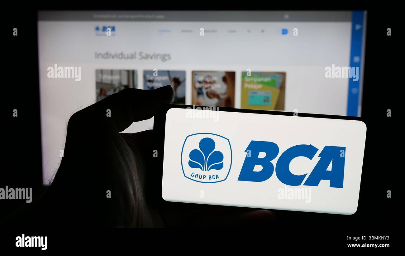 Stuttgart, Deutschland - 05.03.2025: Person mit Mobiltelefon mit Logo der Firma PT Bank Central Asia Tbk (BCA) auf dem Bildschirm vor der Webseite. Stockfoto