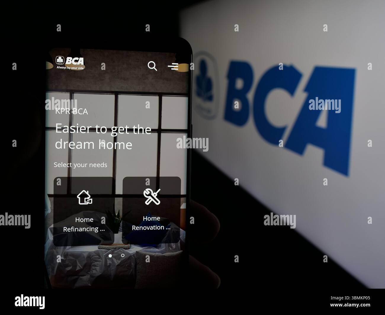 Stuttgart, Deutschland - 05.03.2025: Person, die ein Mobiltelefon hält, mit Webseite der Firma PT Bank Central Asia Tbk (BCA) auf dem Bildschirm vor dem Logo. Stockfoto