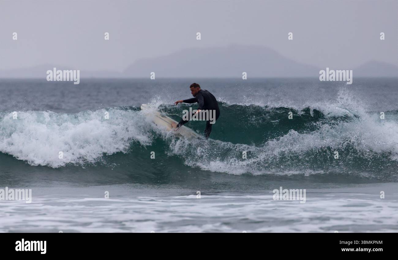 Man surft, Whitesands Bay, Wales Stockfoto