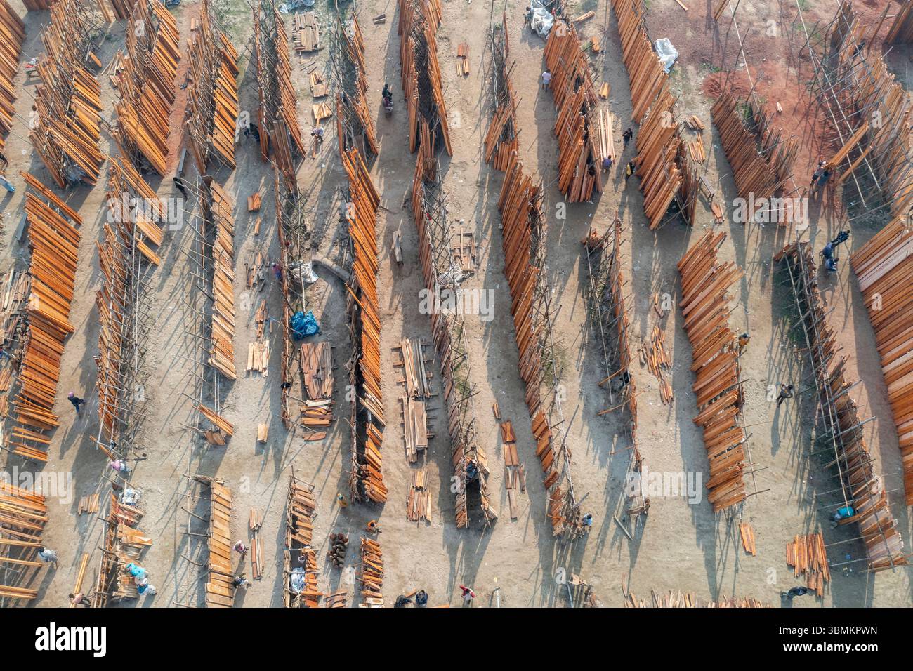 Holzhandel im Winter auf dem Baishmouja Bazaar am Ufer des Meghna River in Nabinagar, Brahmanbaria, Bangladesch. Stockfoto