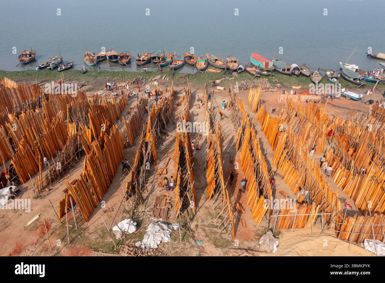 Holzhandel im Winter auf dem Baishmouja Bazaar am Ufer des Meghna River in Nabinagar, Brahmanbaria, Bangladesch. Stockfoto