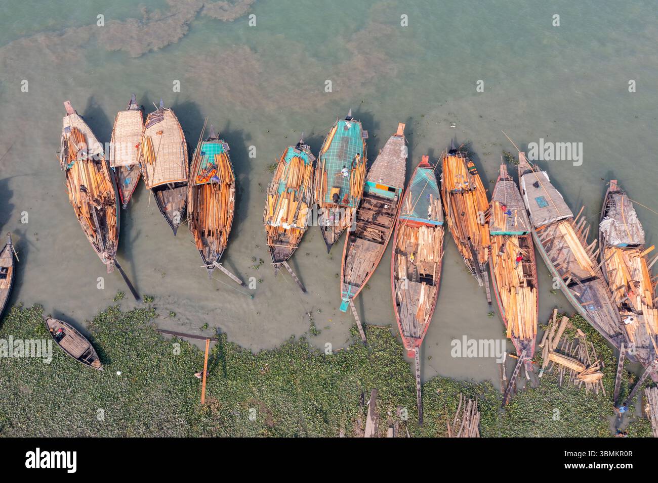 Holzboote ankerten im Winter auf dem Baishmouja Bazaar am Ufer des Meghna River in Nabinagar, Brahmanbaria, Bangladesch. Stockfoto