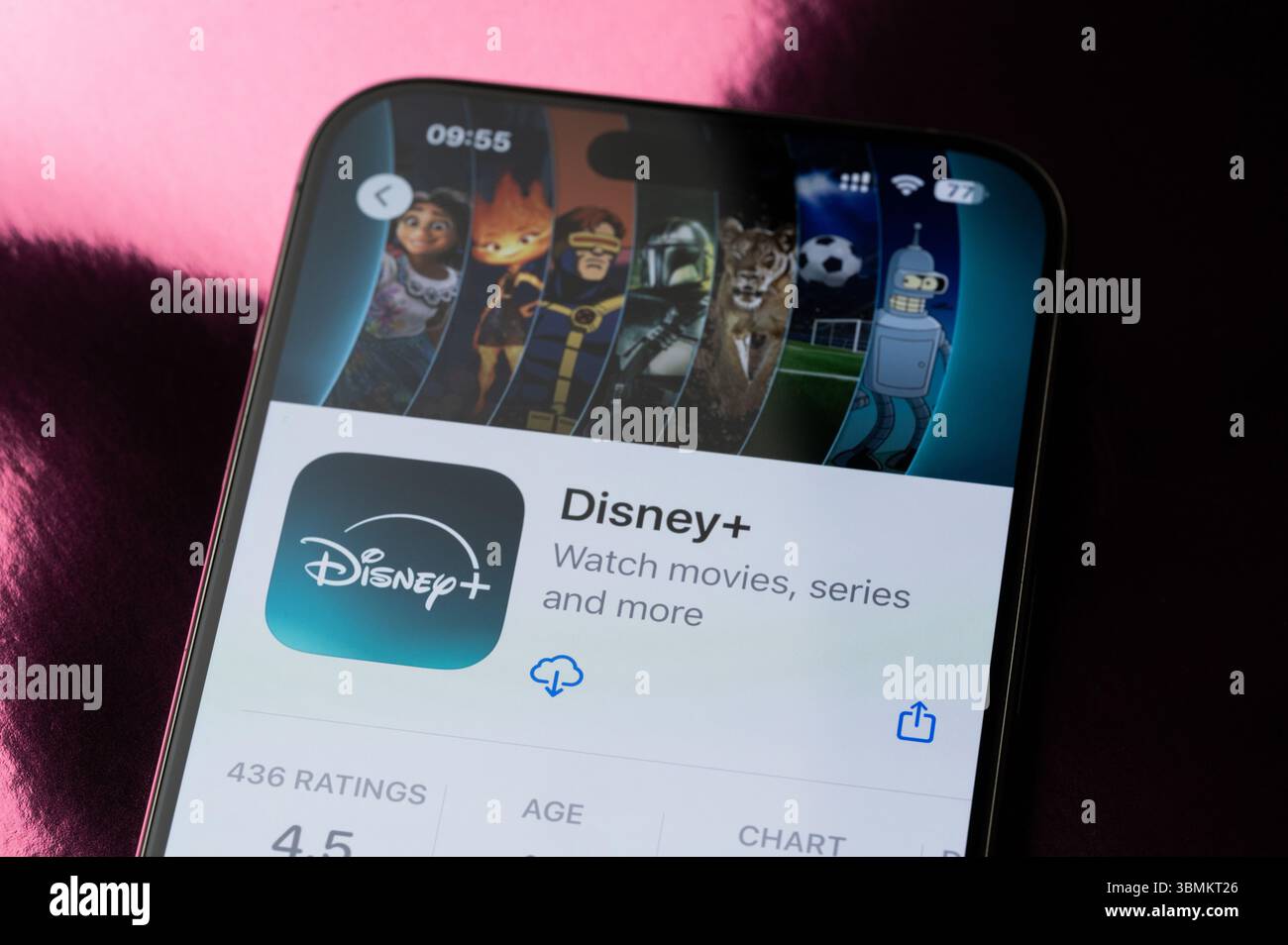 New York, USA - 22. Mai 2025: Ranking von Disney plus mobilen Anwendungen auf Smartphone-Bildschirm Nahaufnahme Makroansicht Stockfoto