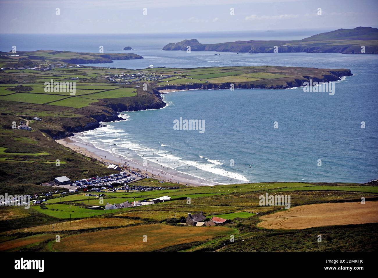 Blick vom Carn Llidi Berg auf die Küste mit der Bucht Whitesands Bay. Whitesands Bay, Pembrokeshire, Südwales. wales whitesands Bay 23 *** Blick vom Carn Llidi Mountain auf die Küste mit Whitesands Bay Whitesands Bay, Pembrokeshire, South wales wales whitesands Bay 23 Stockfoto
