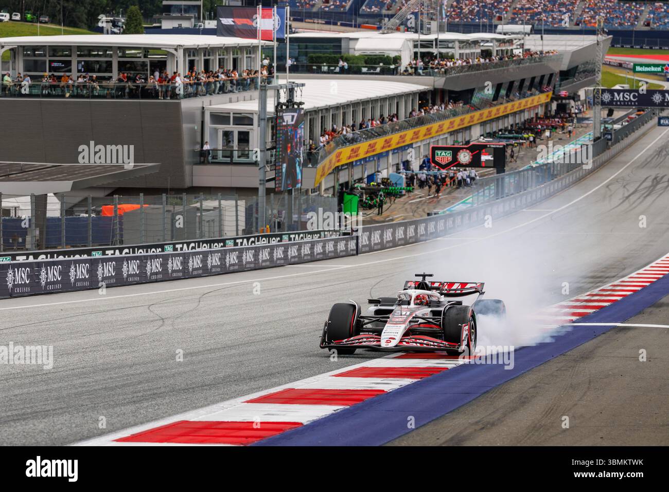 Esteban Ocon (MoneyGram Haas F1 Team, #31) mit einem heftigen Verbremser, großer Preis von Oesterreich, Motorsport, Formel 1, Saison 2025, 27.06.2025 Foto: Eibner-Pressefoto/Alexander Neis Stockfoto