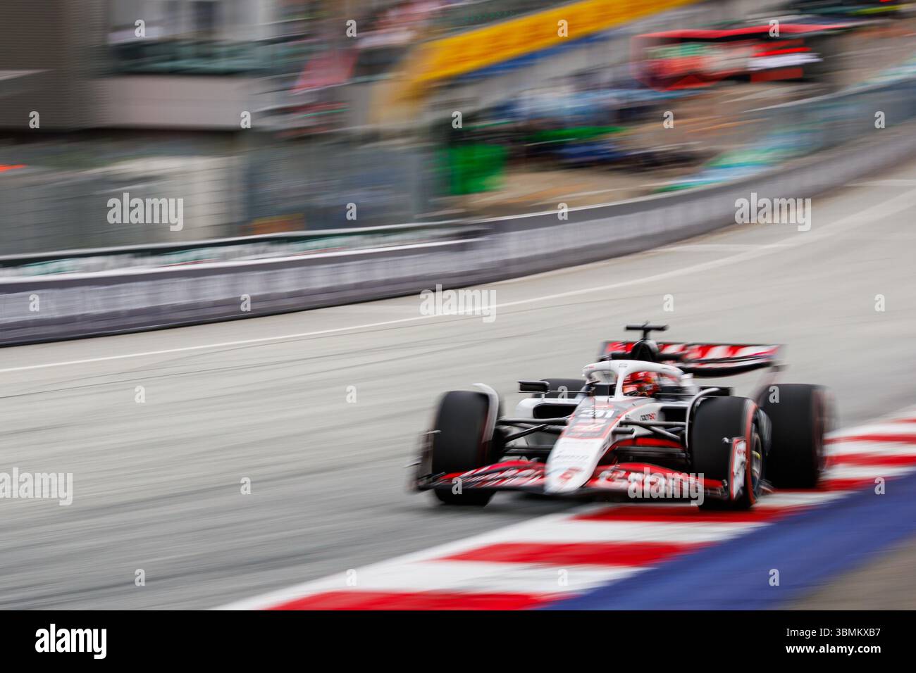 Esteban Ocon (MoneyGram Haas F1 Team, #31) mit seinem Fahrzeug auf der Strecke, großer Preis von Oesterreich, Motorsport, Formel 1, Saison 2025, 27.06.2025 Foto: Eibner-Pressefoto/Alexander Neis Stockfoto