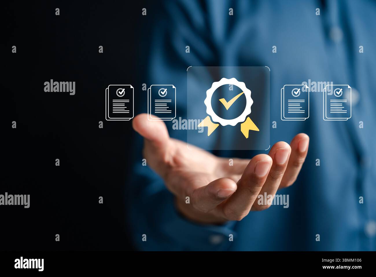 Qualitätskontrollsymbol mit geprüften Dokumenten. Wir stehen für Standardsicherung, Dokumentüberprüfung, Compliance-Prozess und moderne Qualitätsmanager Stockfoto