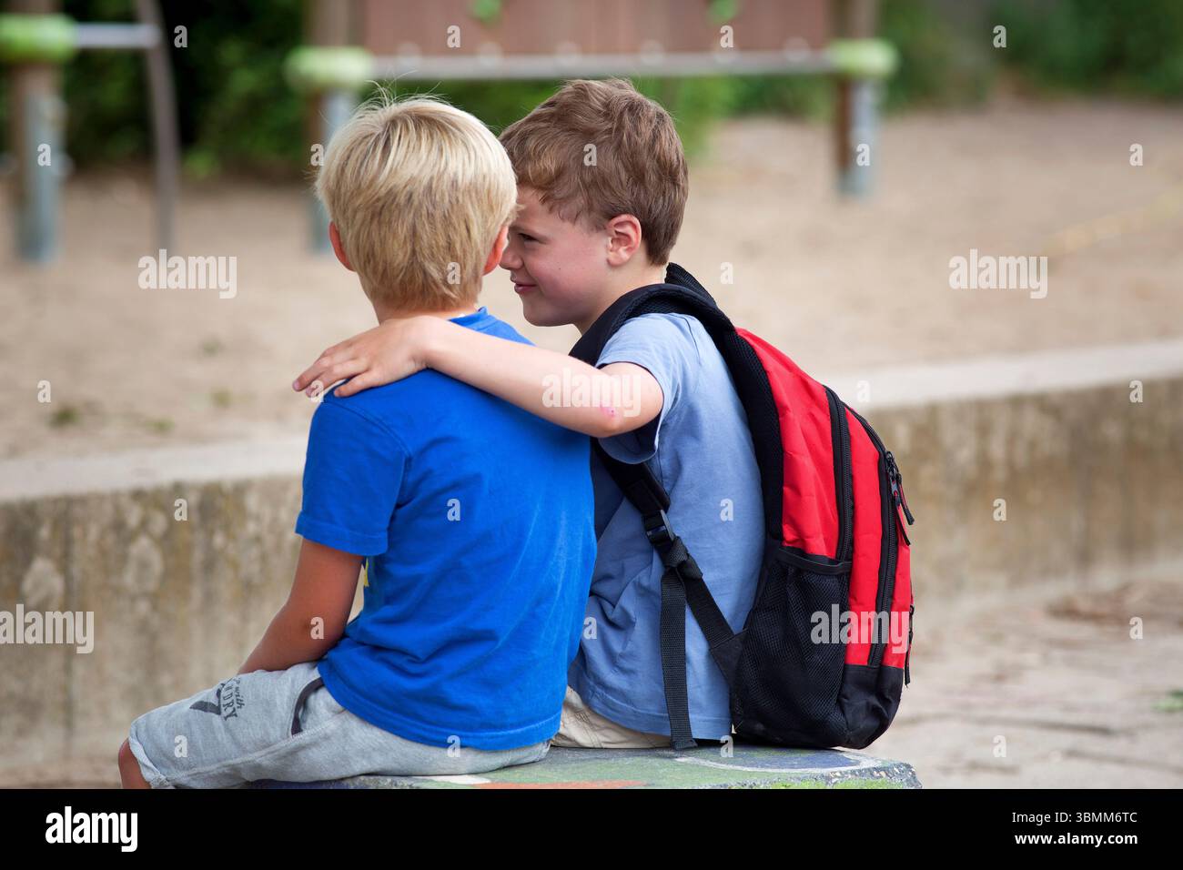 Niederlande, zwei Schulfreunde mit Rucksack in der Schule Stockfoto