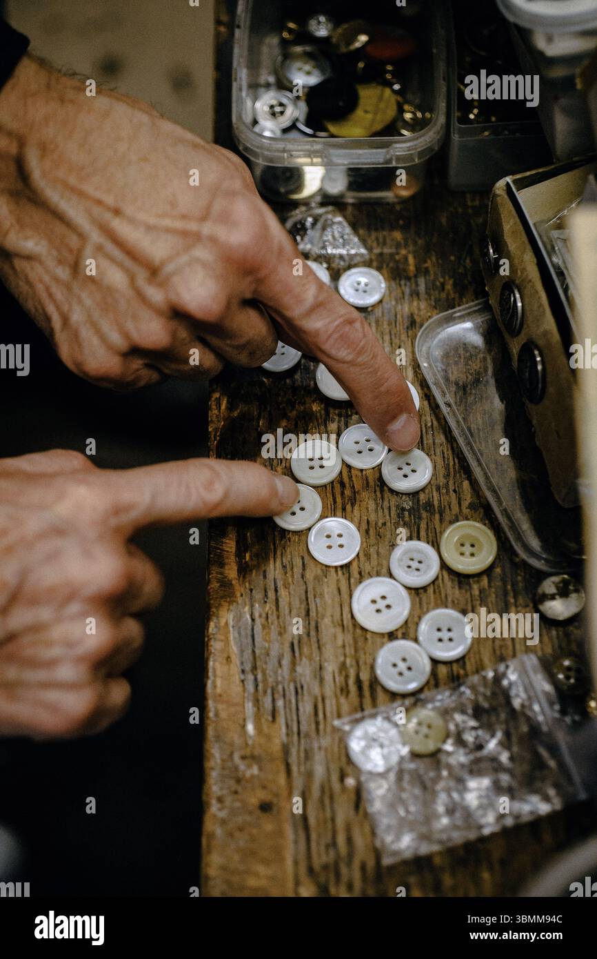 Finger, die auf Gegenstände zeigen. Finger, um ein bestimmtes Produkt oder einen bestimmten Artikel anzuzeigen oder auszuwählen Stockfoto