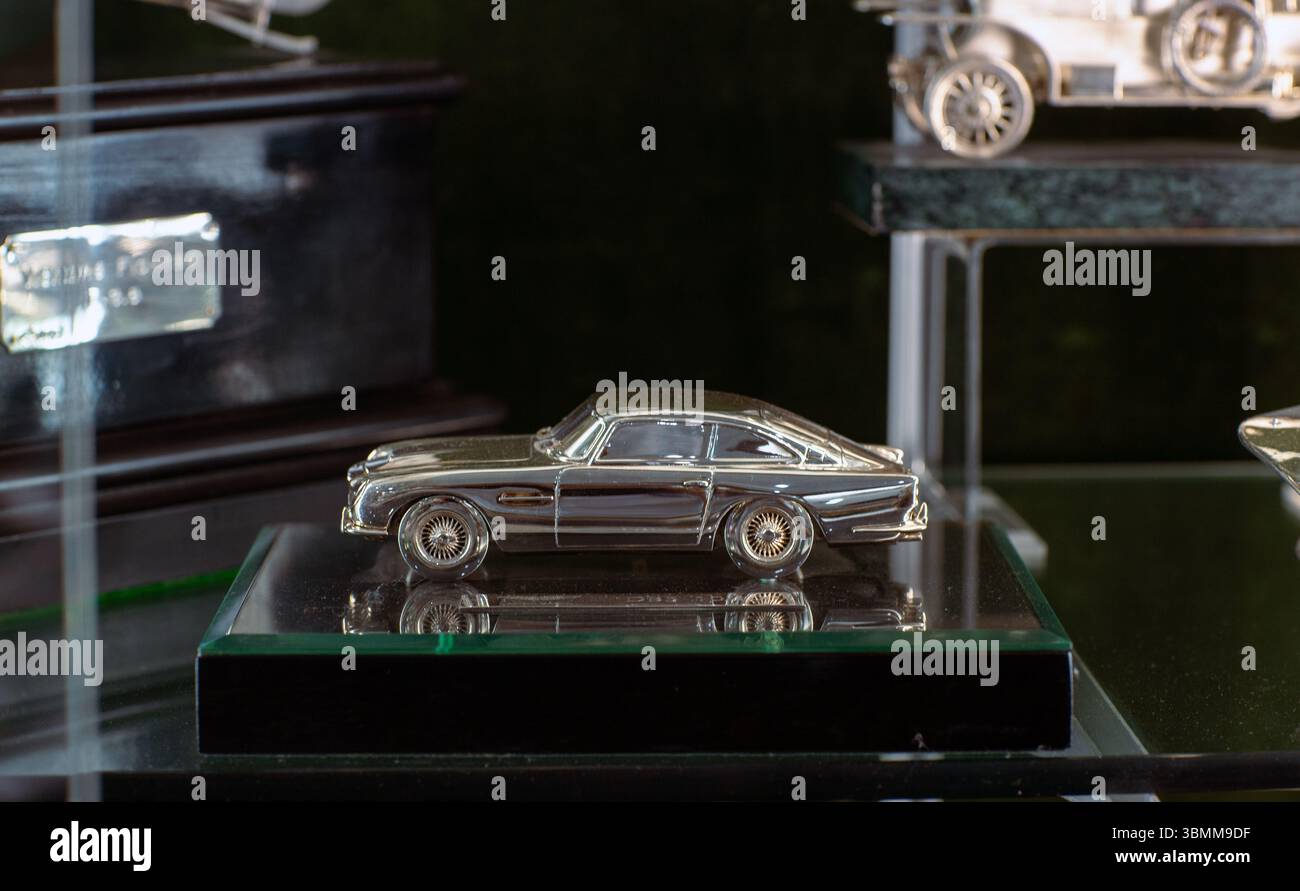 Aston Martin DB5 Silbermodell im Langford Silver Vault, London Stockfoto