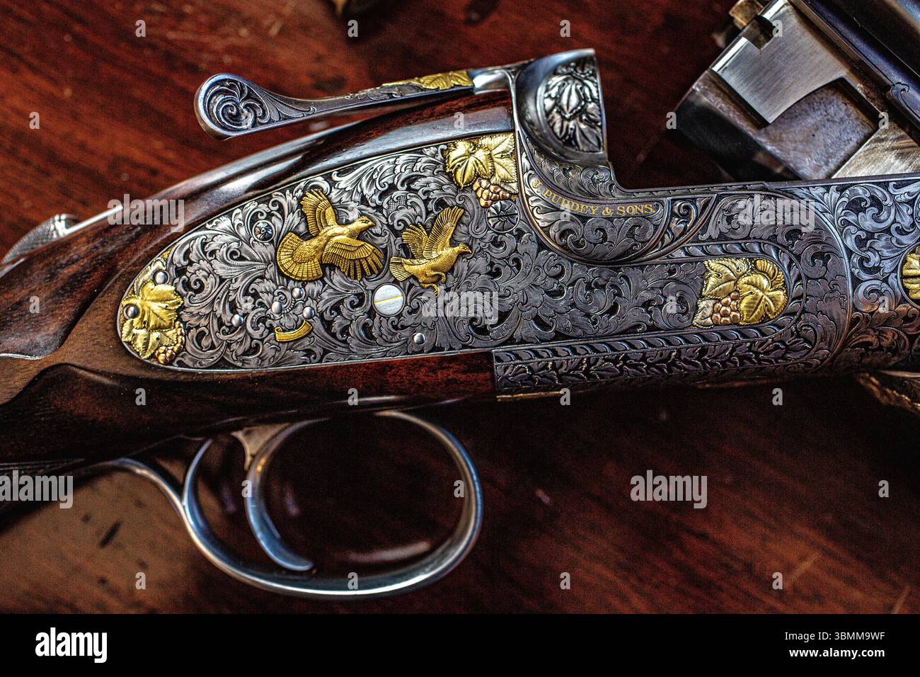 Detail mit James Purdey & Sons Doppelgewehr mit Gravur Stockfoto
