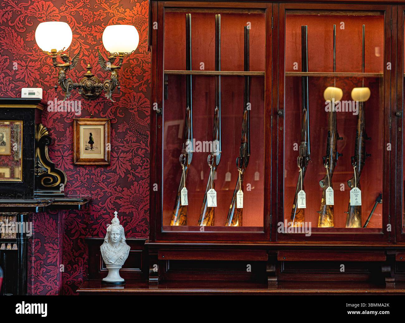 Purdey & Sons wurde 1814 gegründet, um Sportgewehre und -Gewehre sowie luxuriöse Kleidung und Accessoires zu kreieren. Stockfoto