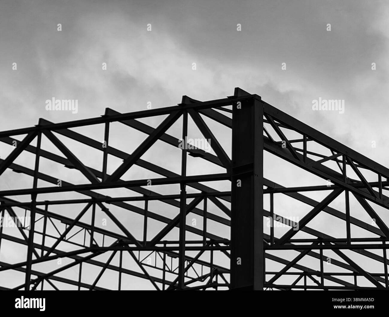 Metallkonstruktion auf dem Dach wird bei Sonnenuntergang entwickelt. Einfarbige Farbtöne. Stockfoto