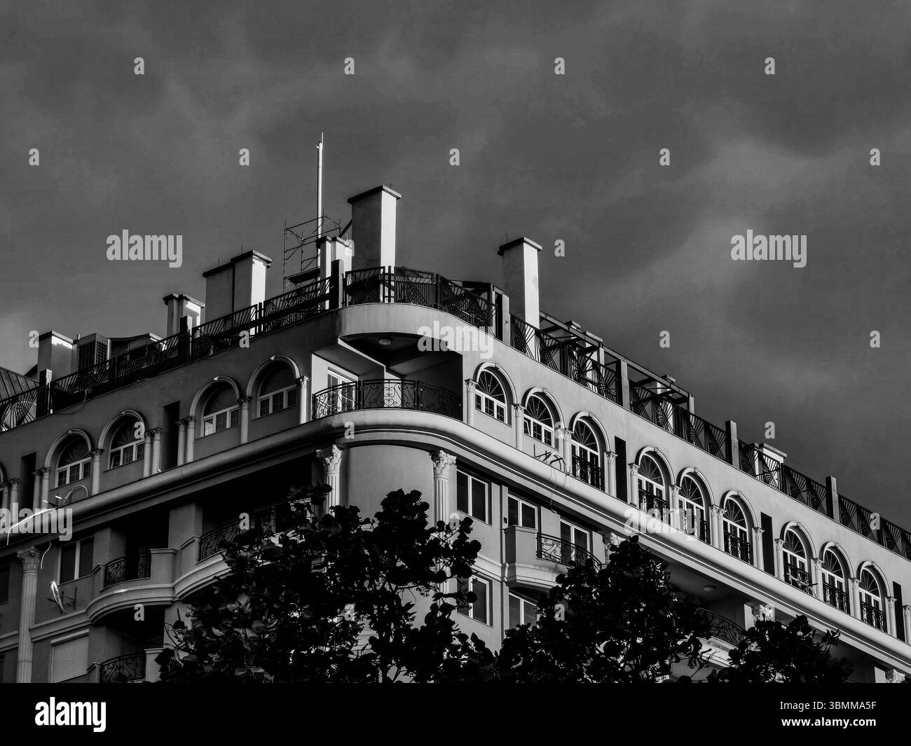 Modernes Apartmentgebäude mit Balkonen bei Sonnenuntergang. Einfarbige Farbtöne. Stockfoto