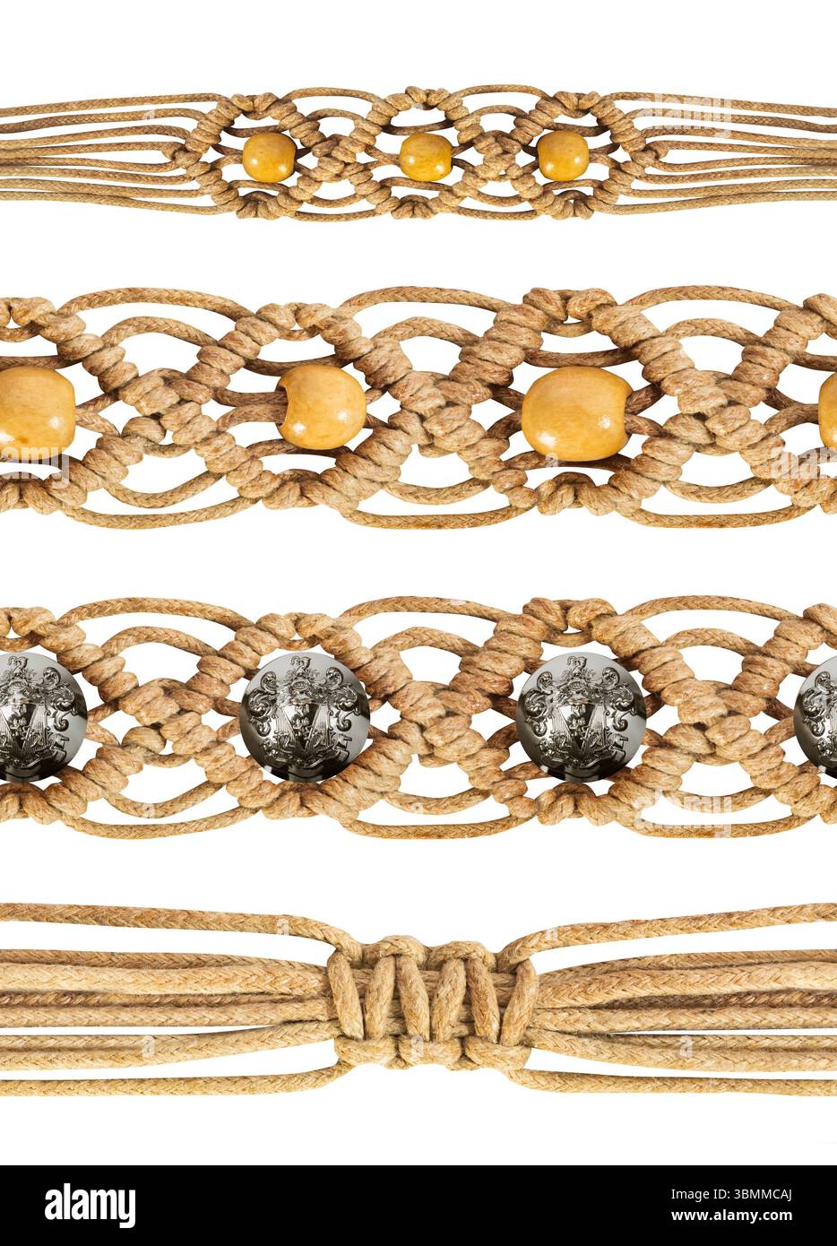 Nahtloses isoliertes Foto von hellbraunen geflochtenen Stoffseilen mit Perlen. Stockfoto