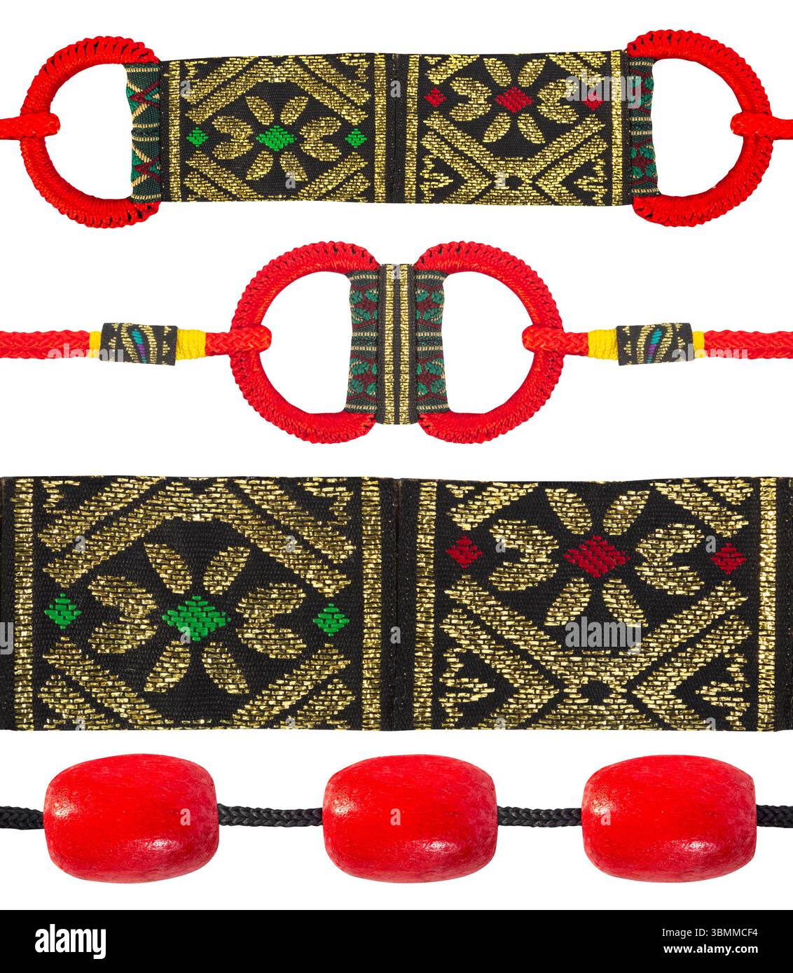 Nahtlos isoliertes Foto von goldenen, mit Blumen verzierten Riemen im ethnischen Stil mit Haltern und roten Holzperlen. Stockfoto