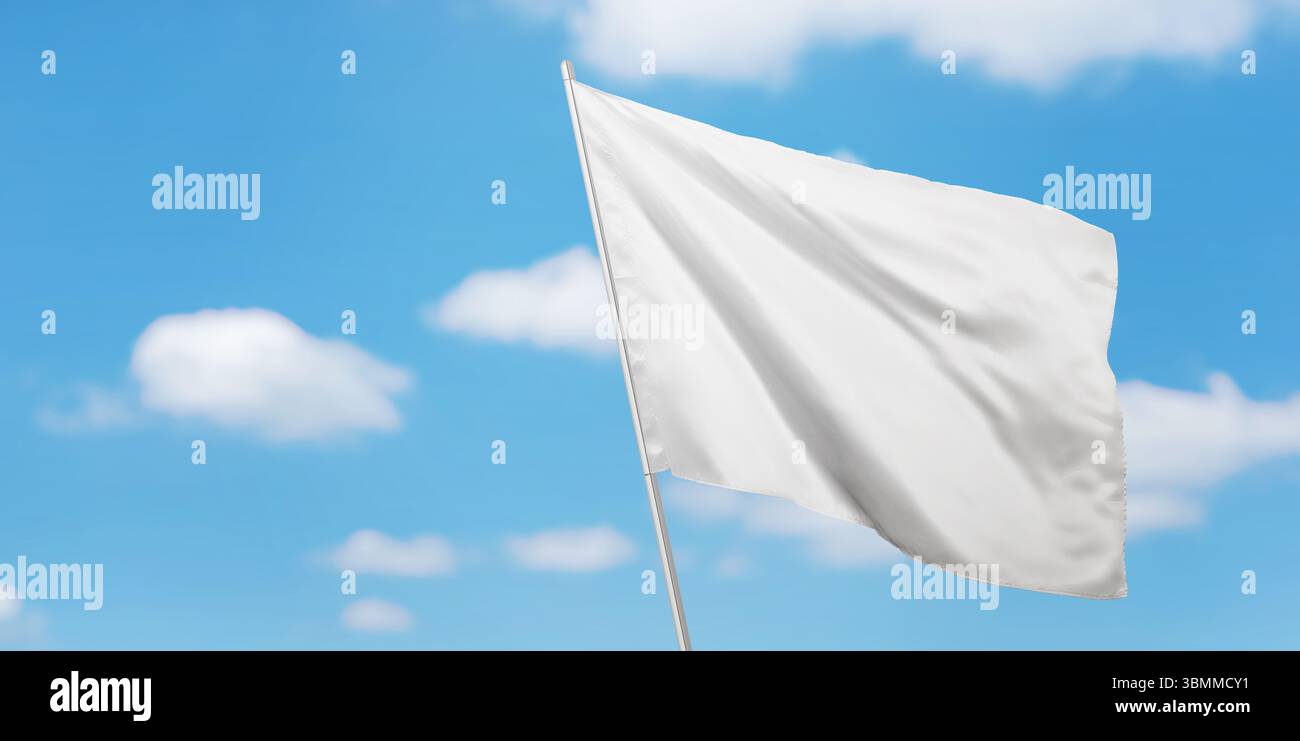 Klare Flagge an der Stange bei hellem Wetter, hervorragend geeignet für Logo-Designs oder nationale Symbole. Kopierbereich Stockfoto