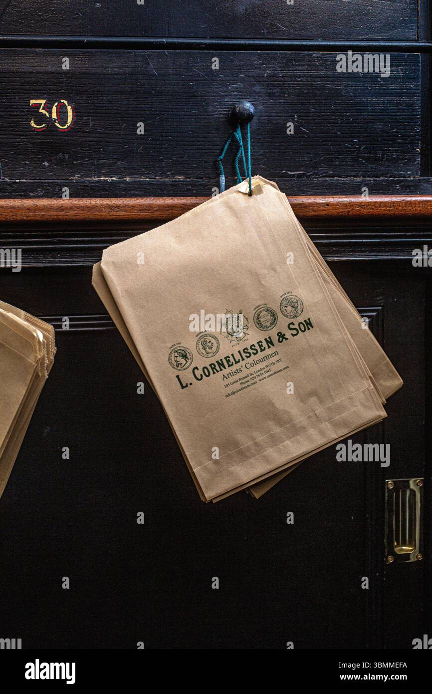 Braune Papierschachtheken bei L Cornelissen & Son, dem legendären Londoner Kunstwarenladen. Stockfoto