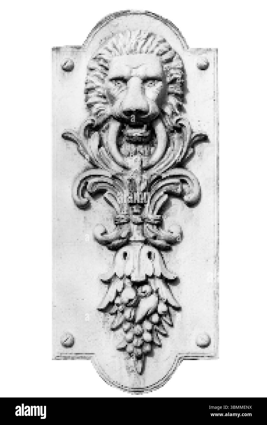 Isoliertes Pixel-Kunstfoto des Löwenkopfes Bas Relief dekorative Fassadenplatte auf weißem Hintergrund. Stockfoto